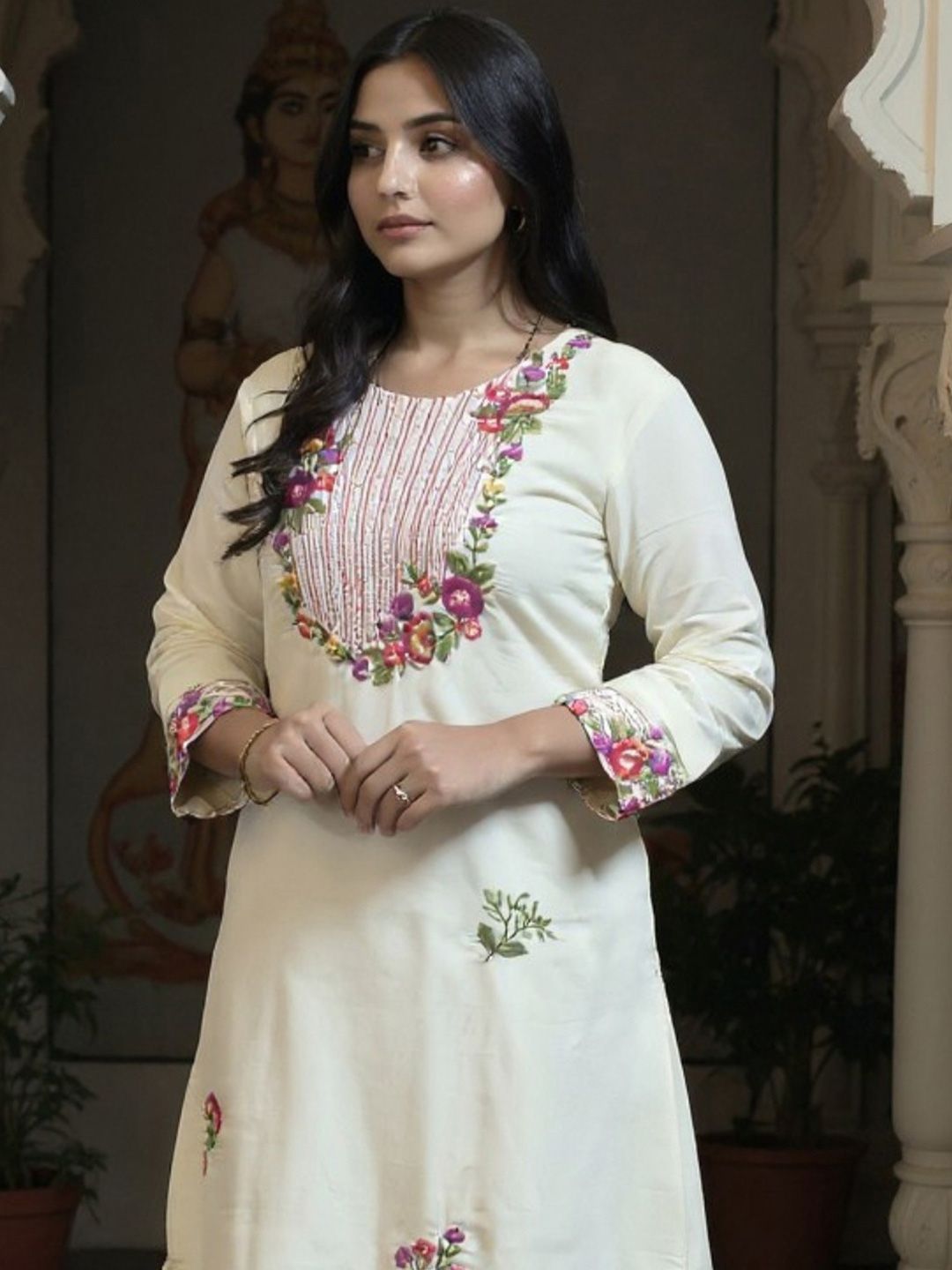 Women Floral Embroidered Kurta with Trousers