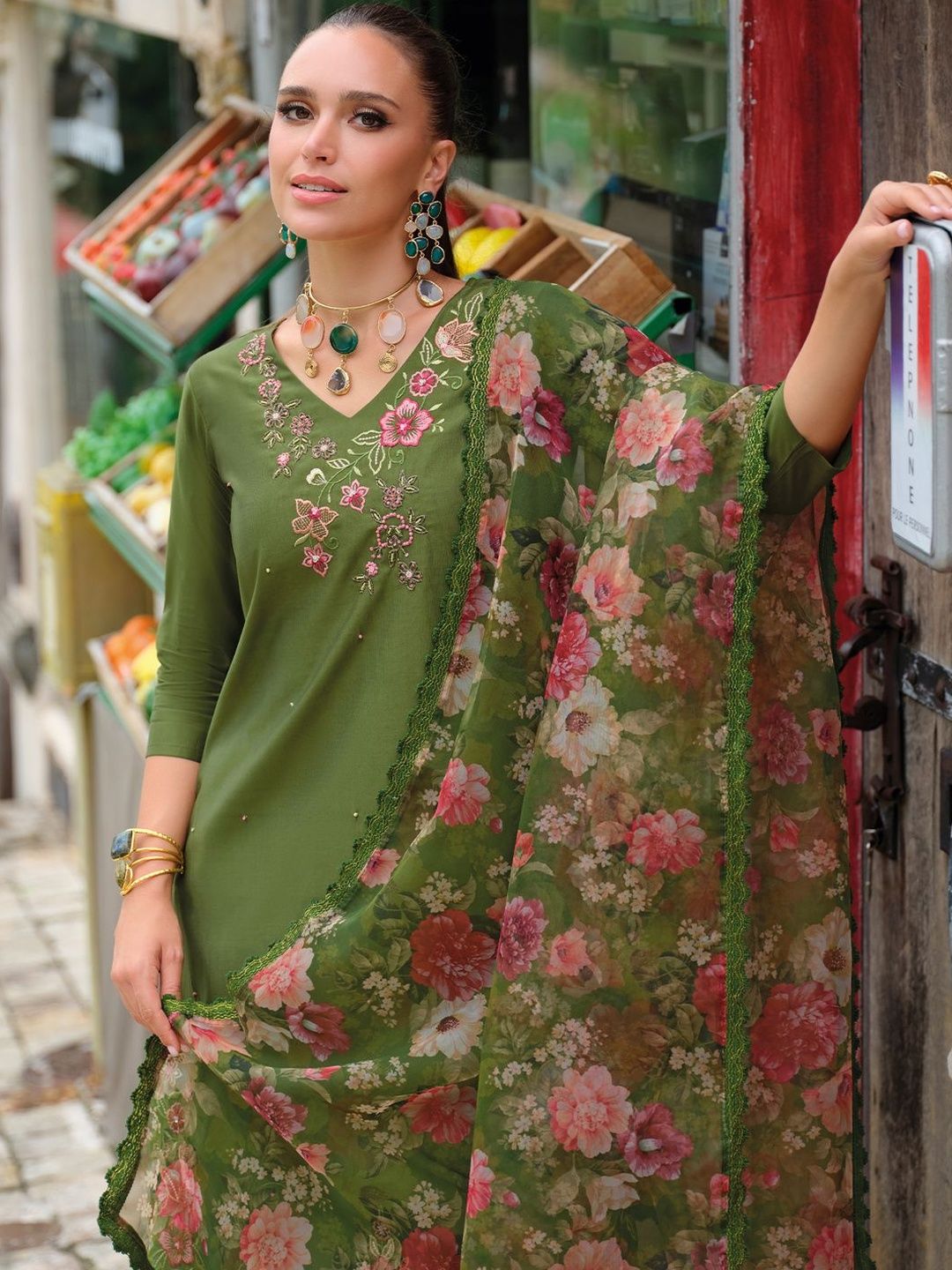 Women Floral Embroidered Regular Thread Work Liva Kurta with Trousers & With Dupatta