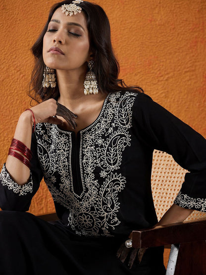 Indyancart IE Paisley Yoke Design Notch Neck Thread Work Straight Kurta