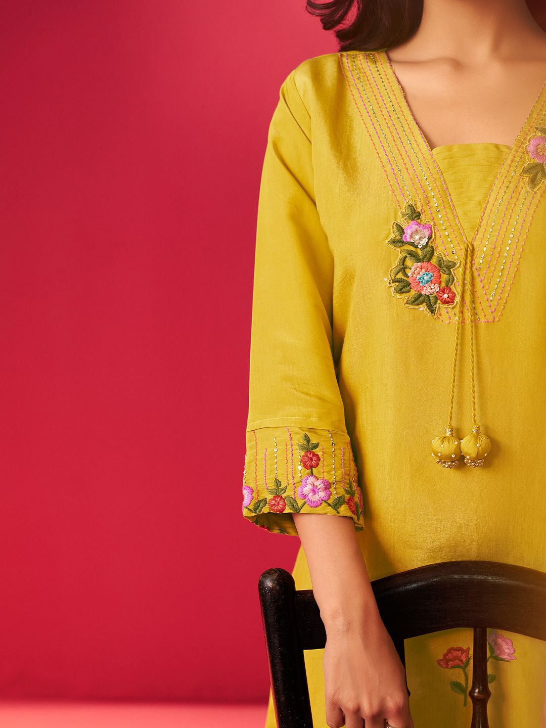 Women Floral Embroidered Kurta with Trousers
