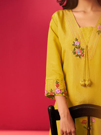 Women Floral Embroidered Kurta with Trousers