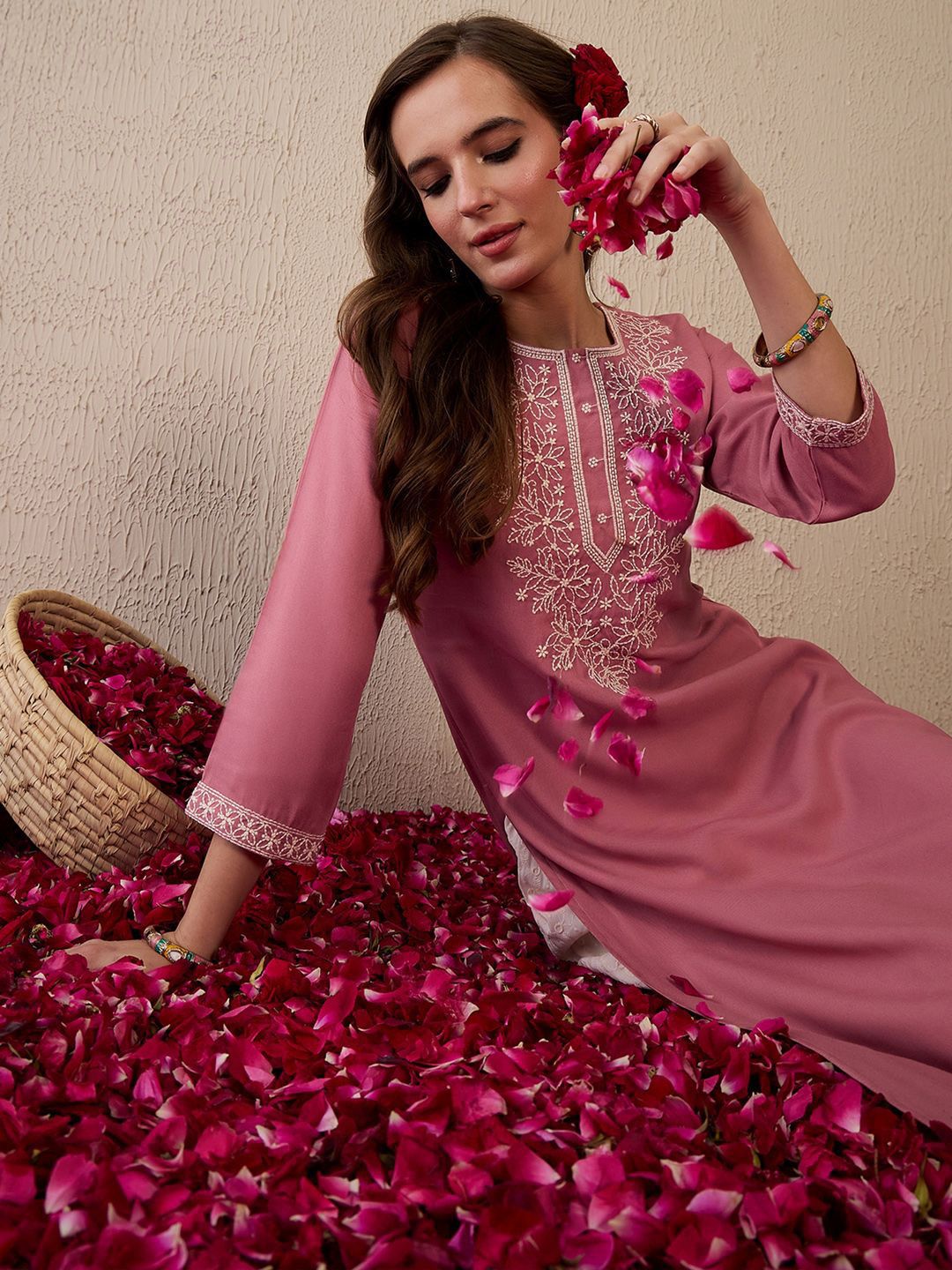 Indyancart IE Women Floral Embroidered Thread Work Kurta