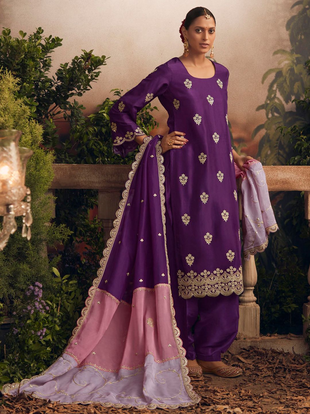 Women Ethnic Motifs Embroidered Regular Thread Work Kurta with Trousers