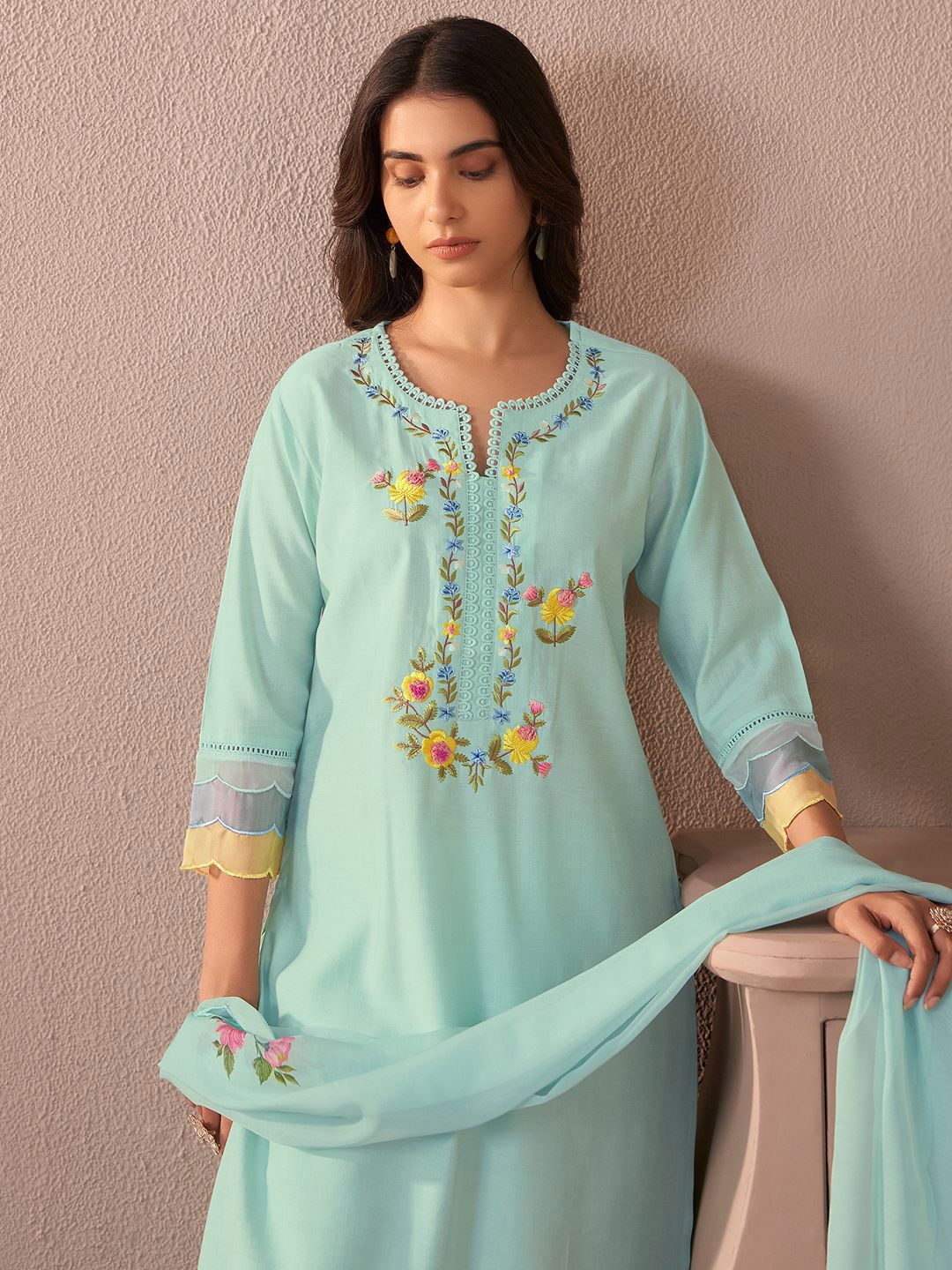 Women Floral Embroidered Regular Thread Work Kurta with Trousers & With Dupatta