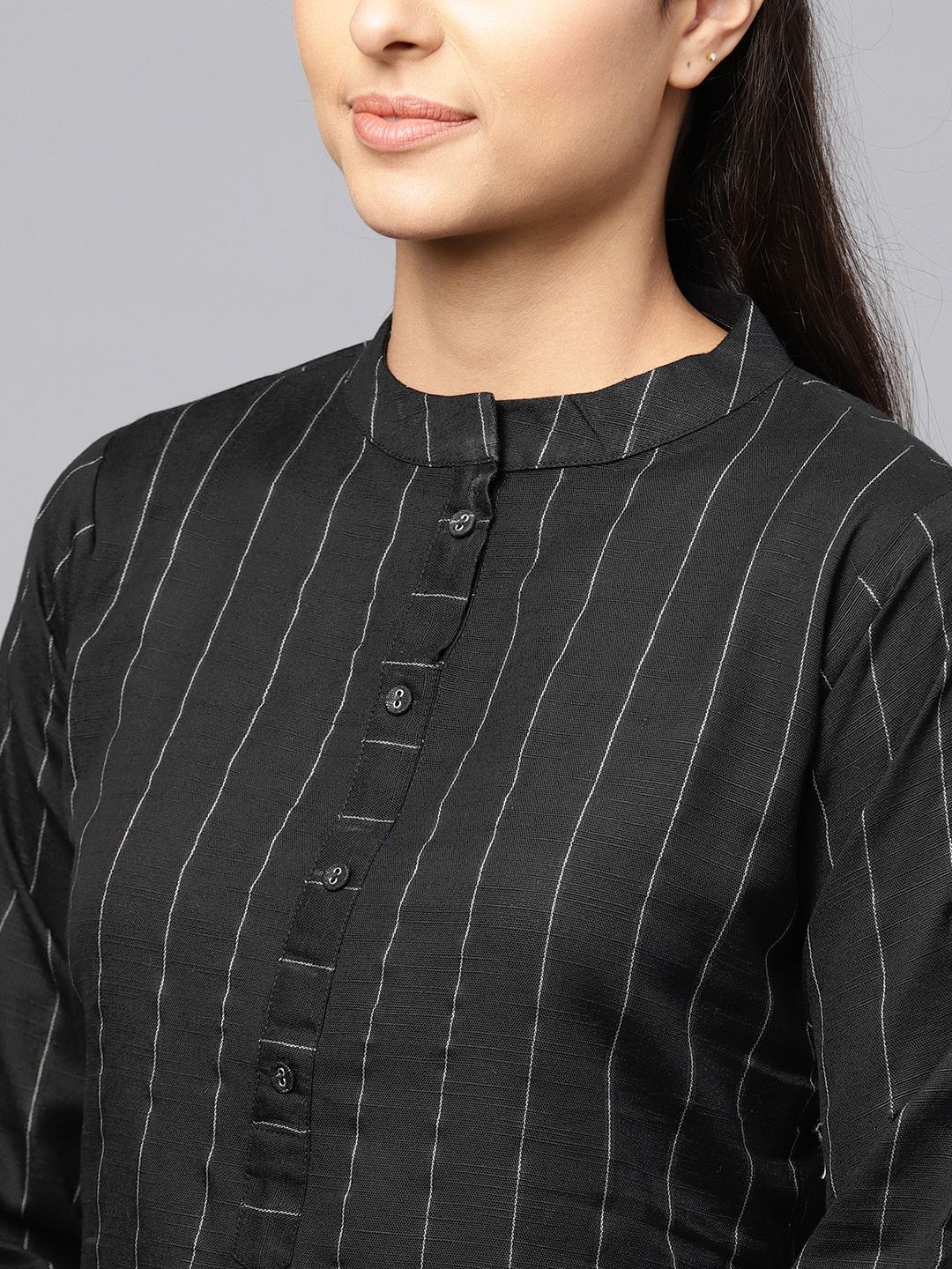 Indyancart IE Women Black & Off-White Striped Straight Kurta