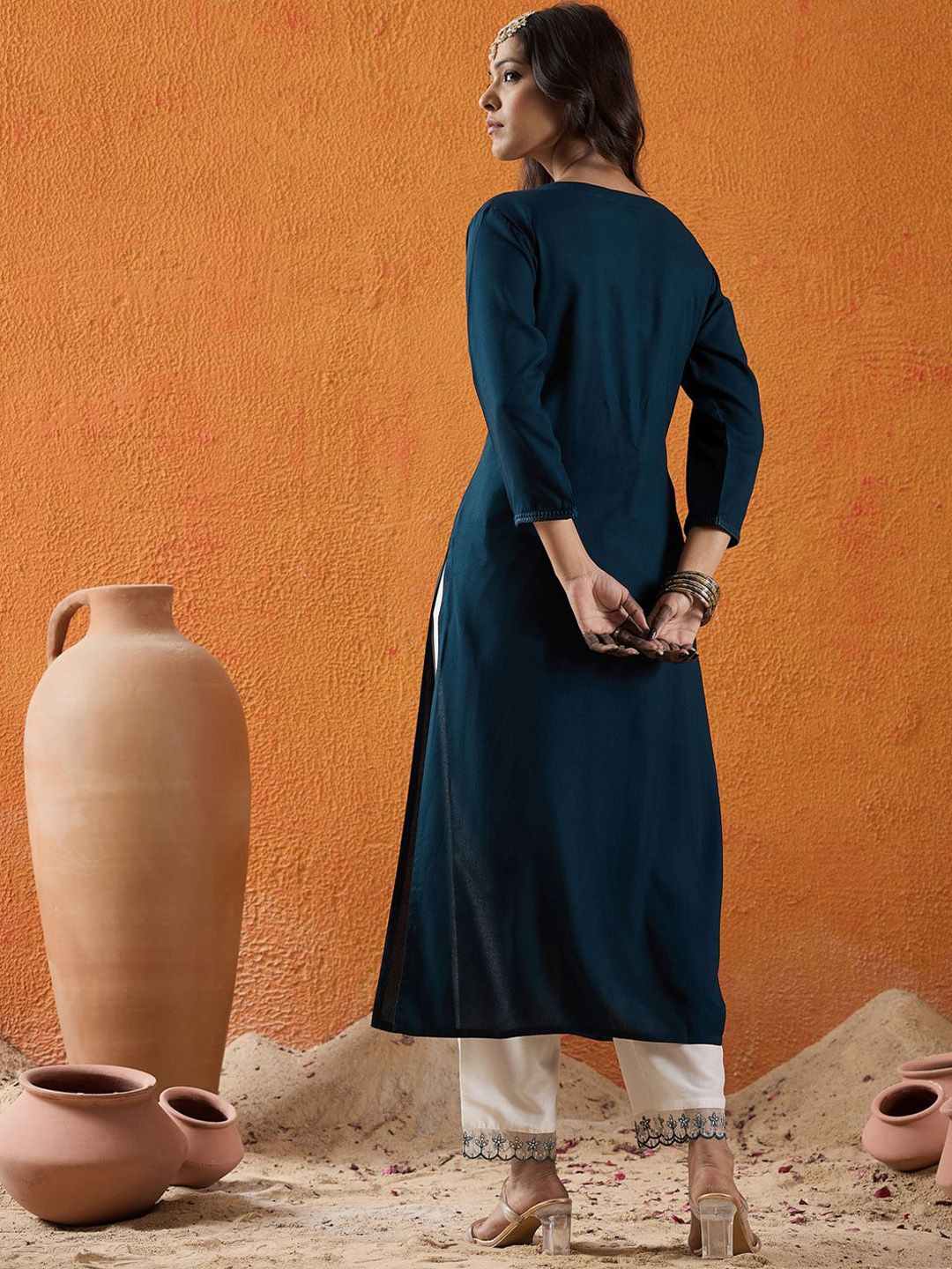 Indyancart IE Floral Yoke Design Notch Neck Thread Work Kurta