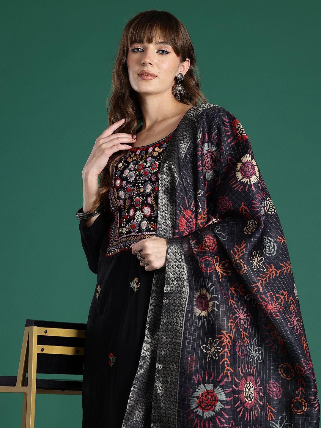 Floral Embroidered Regular Thread Work Kurta with Trousers & With Dupatta