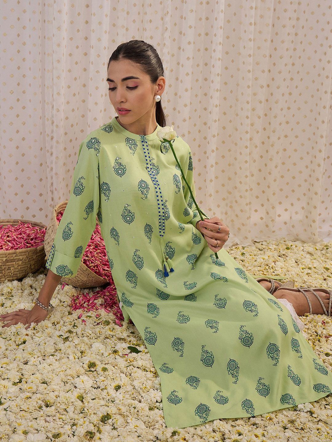 Dhiyona IE Green Floral Printed Mandarin Collar Straight Kurta