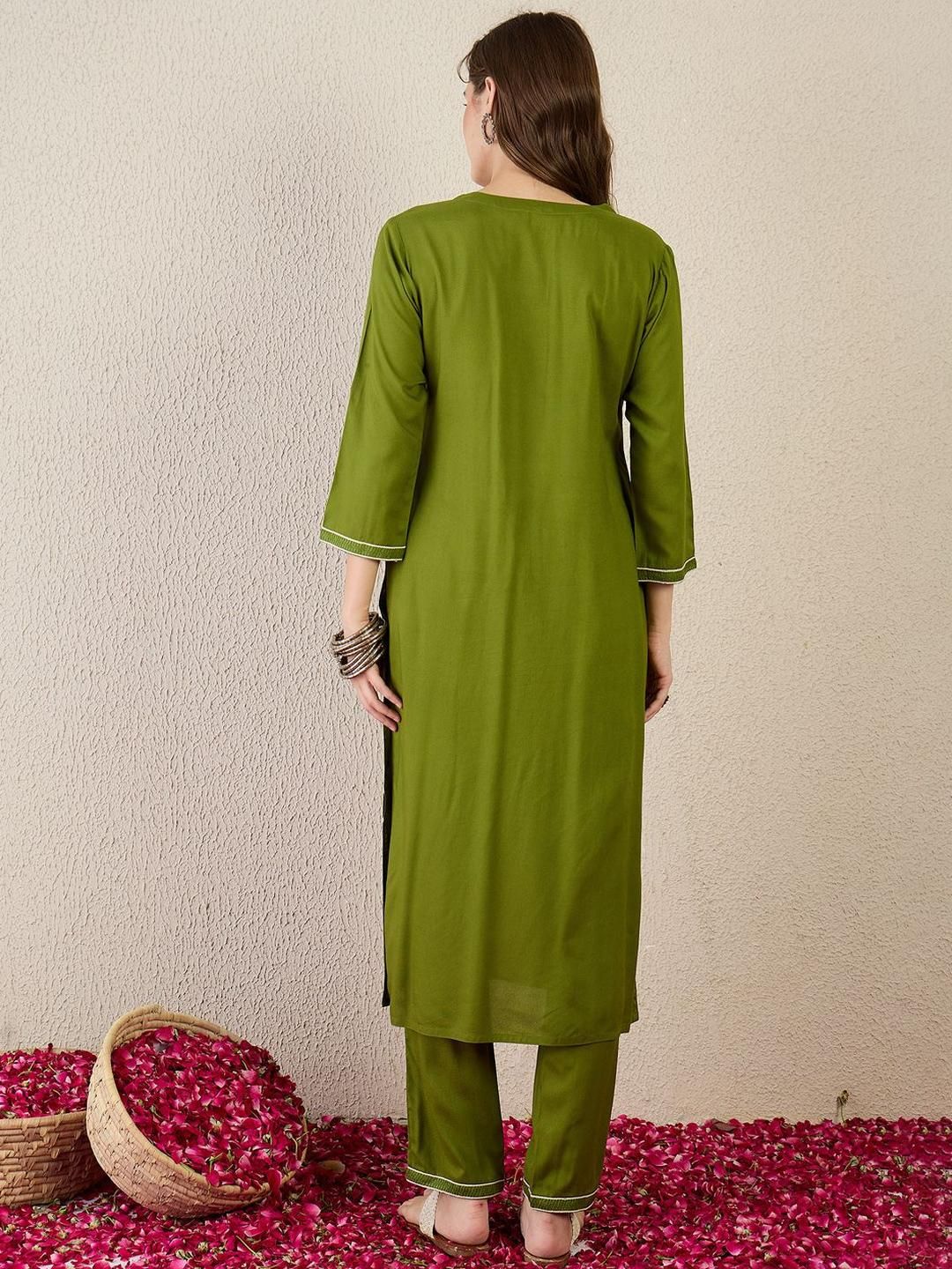 Women Floral Embroidered Kurta with Trousers