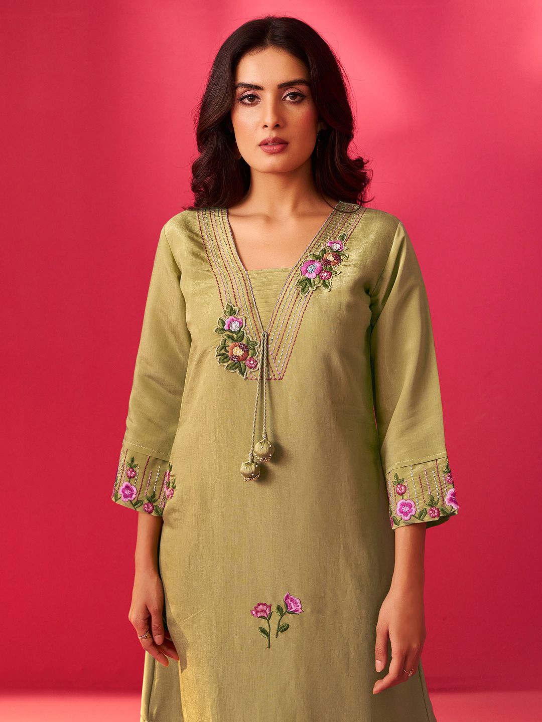 Women Floral Embroidered Regular Thread Work Kurta with Trousers