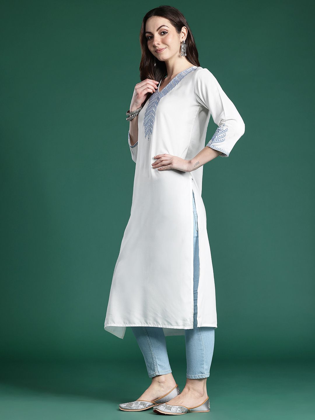 Dhiyona IE Solid Kurta with Ethnic Motifs Thread Work