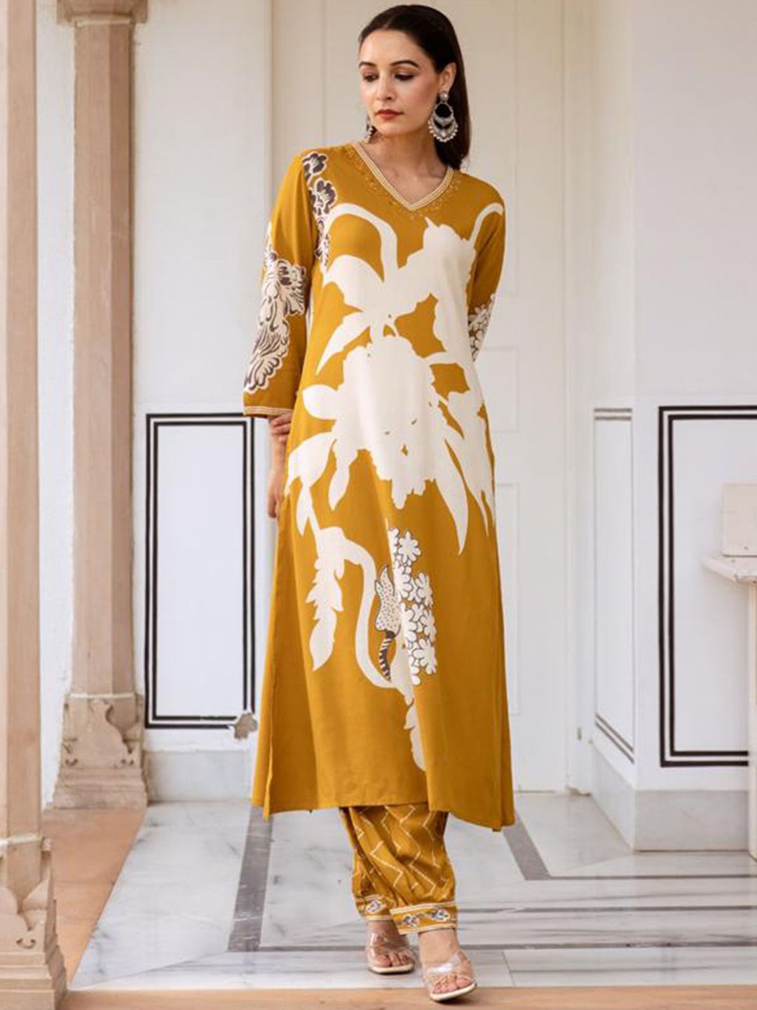 Women Floral Printed Regular Sequinned Kurta with Salwar