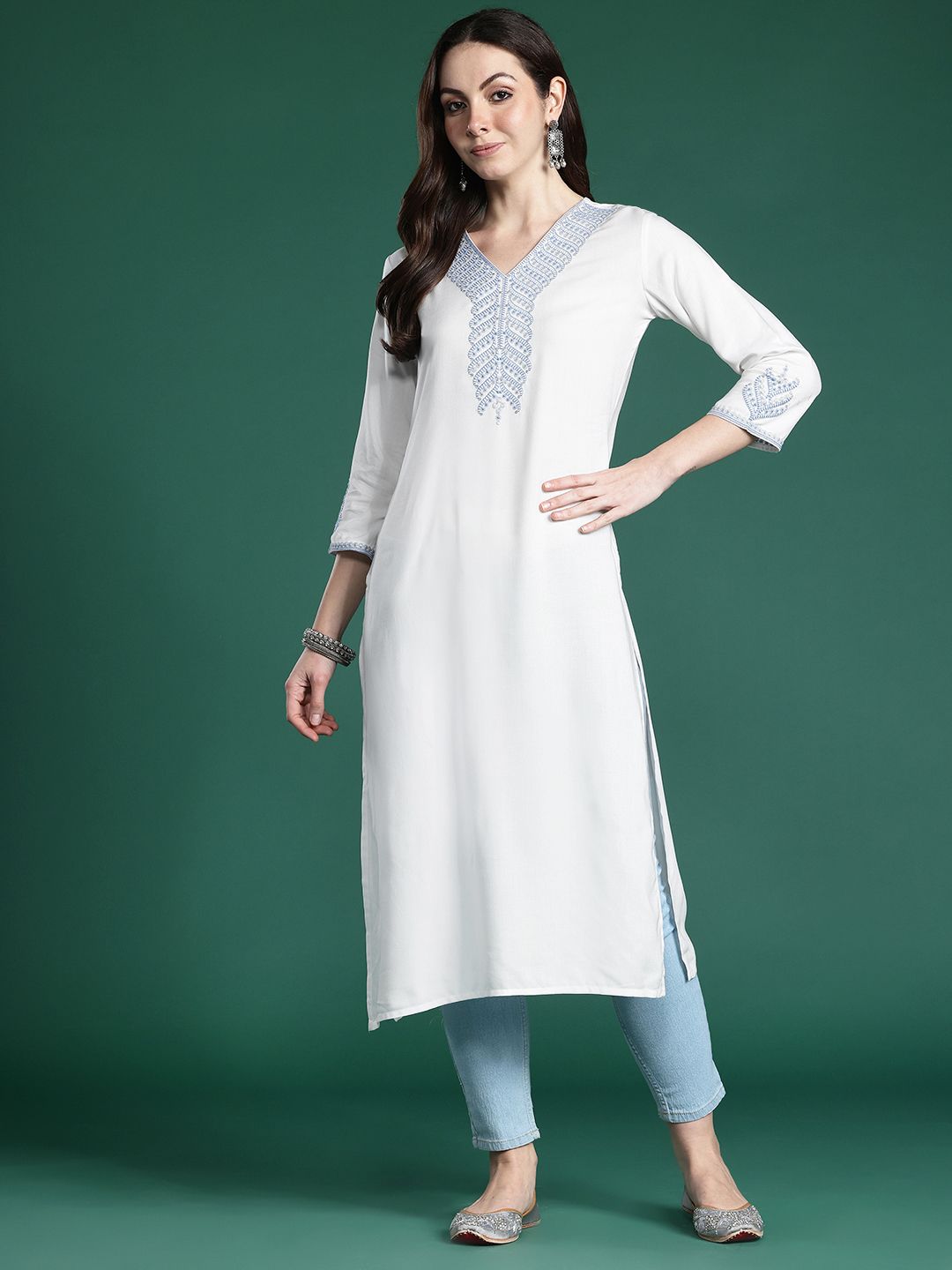Dhiyona IE Solid Kurta with Ethnic Motifs Thread Work