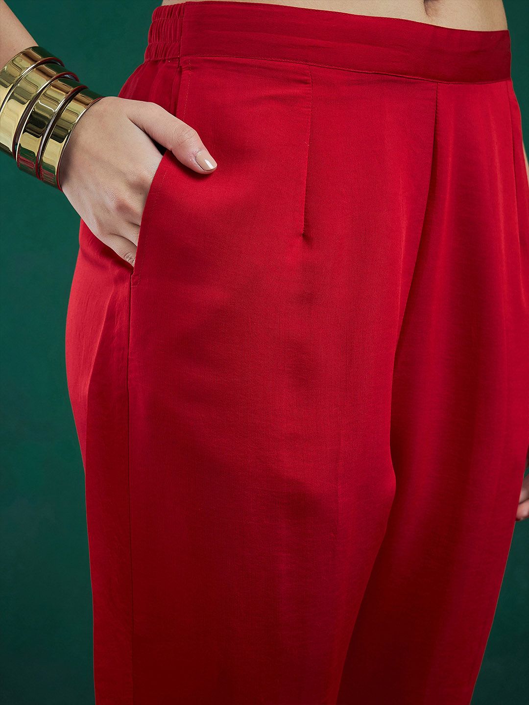 Dhiyona IE Women Ethnic Motifs Yoke Design Regular Thread Work Kurta Set