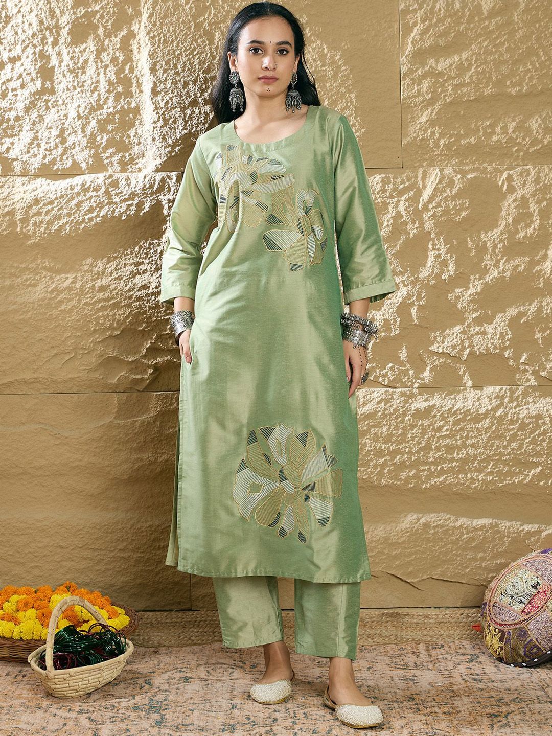 Indyancart IE Women Floral Embroidered Regular Thread Work Kurta with Trousers