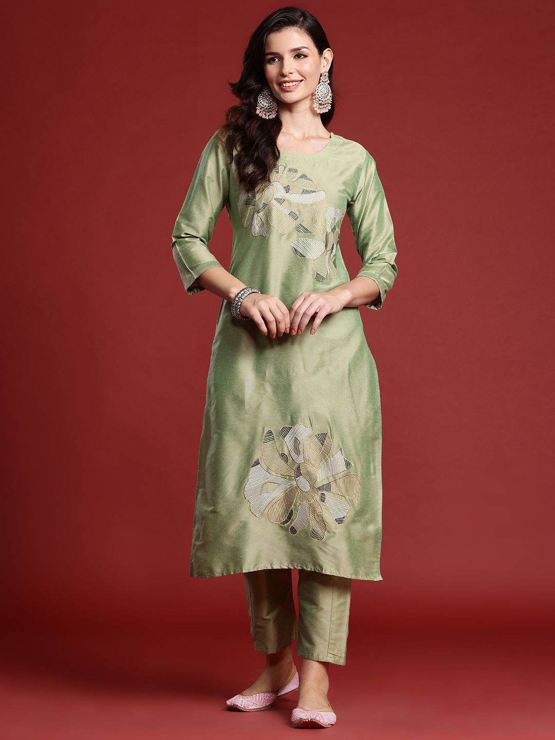 Indyancart IE Floral Embroidered Thread Work Kurta with Trousers