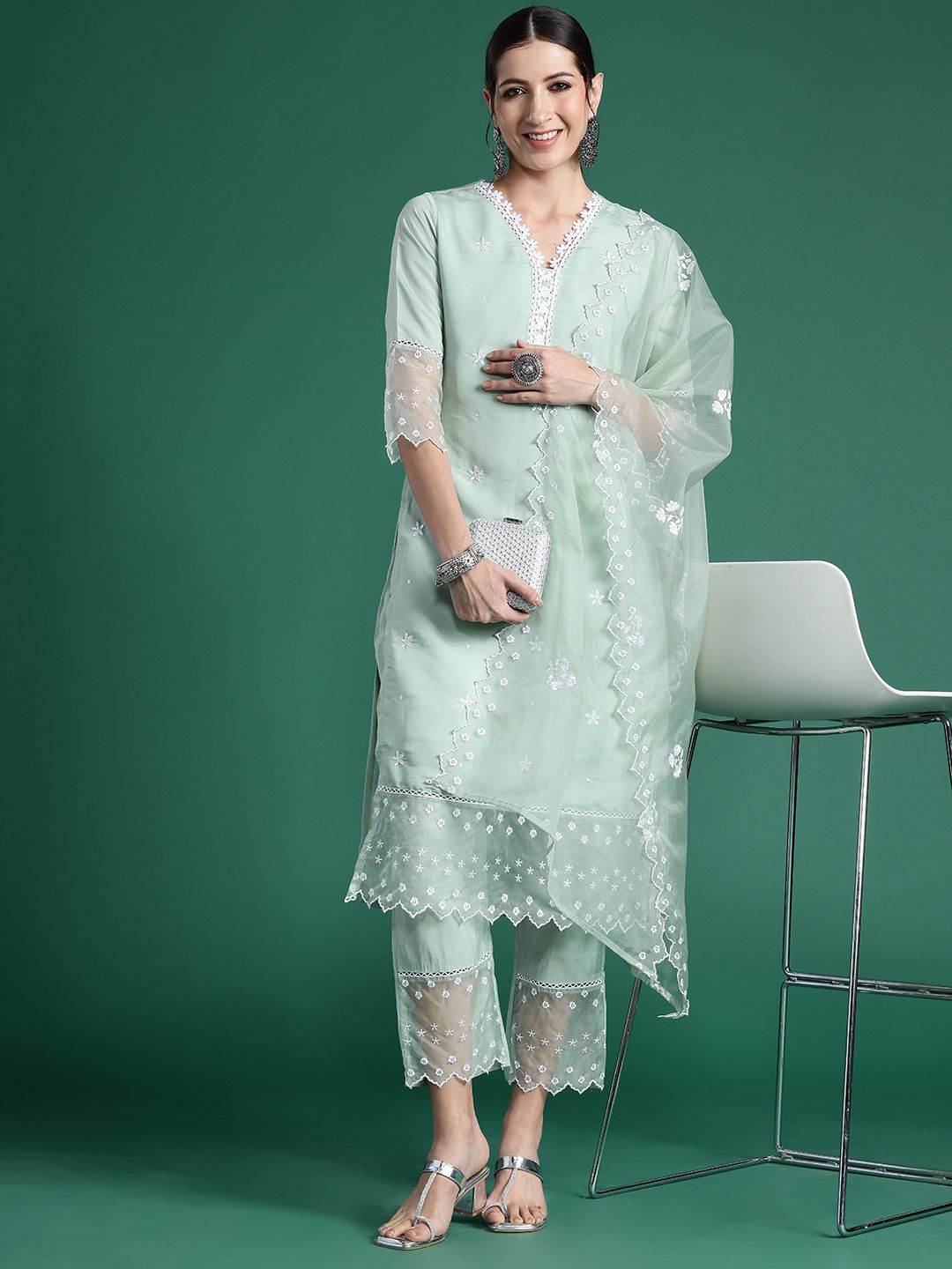 Women Floral Embroidered Regular Thread Work Kurta with Trousers & With Dupatta