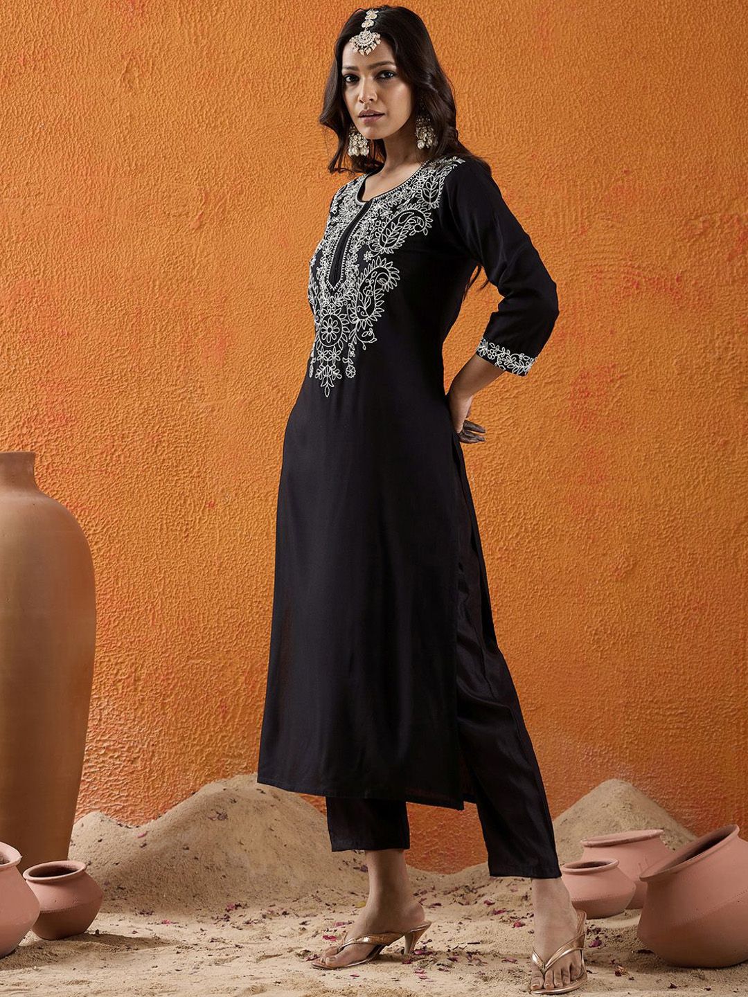 Indyancart IE Paisley Yoke Design Notch Neck Thread Work Straight Kurta