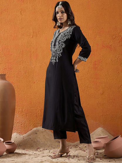 Indyancart IE Paisley Yoke Design Notch Neck Thread Work Straight Kurta