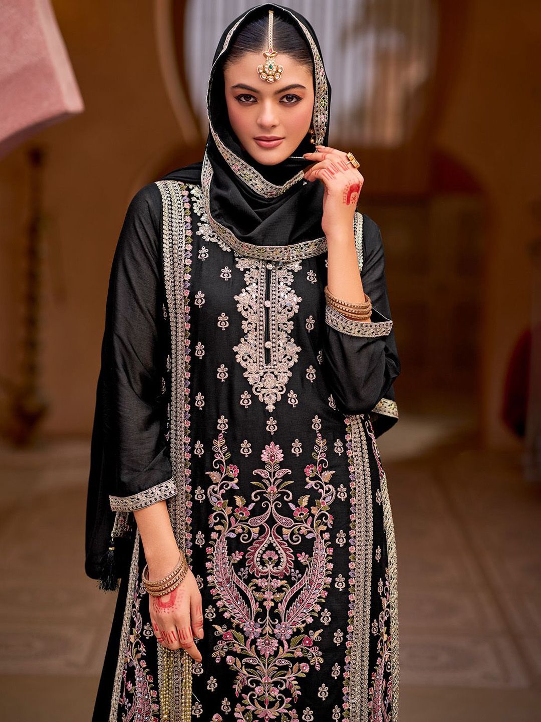 Motifs Embroidered Sweetheart Neck Zari Straight Kurta With Palazzos & Dupatta
