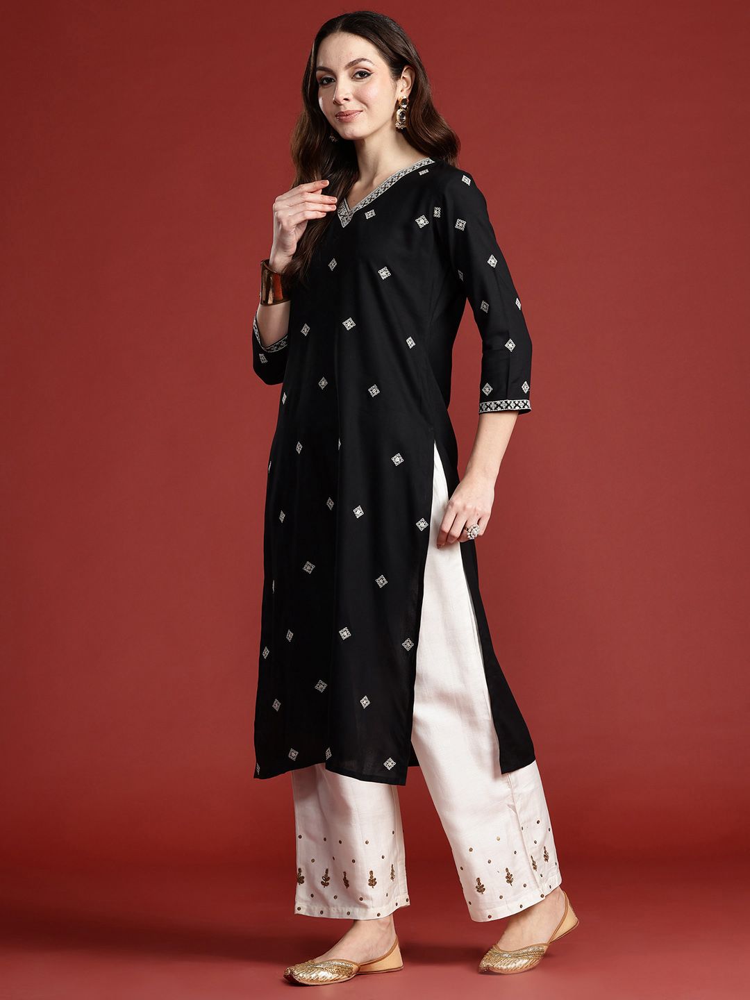 Indyancart IE Women Geometric Embroidered Sequinned Pure Cotton Kurta