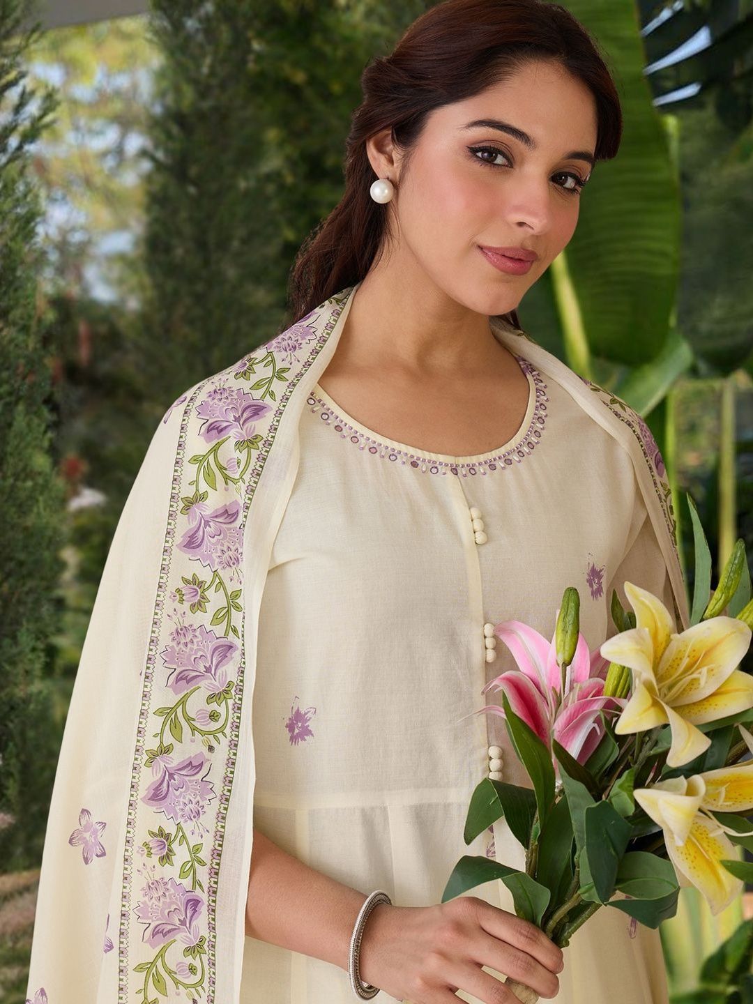 Women Floral Printed Panelled Thread Work Pure Cotton Kurta with Trousers & With Dupatta