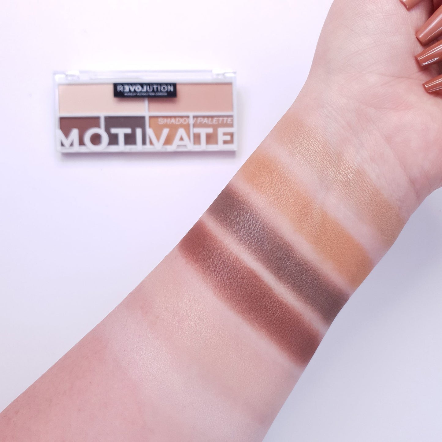 Makeup Revolution Relove Colour Play Eyeshadow Palette - Motivate