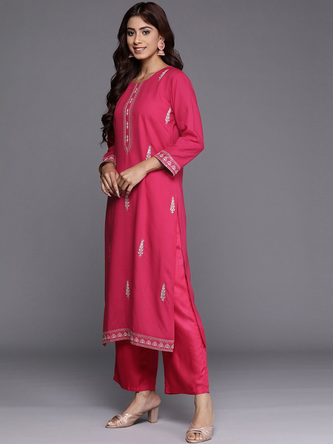 Indyancart IE Women Embroidered Sequinned Floral Kurta