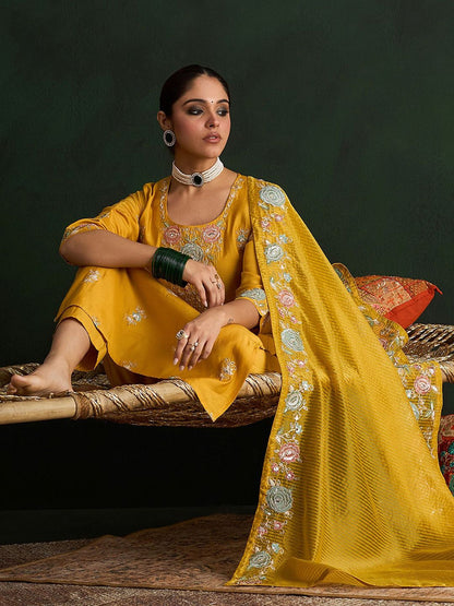 Indyancart IE Women Floral Embroidered Regular Thread Work Kurta with Trousers & With Dupatta
