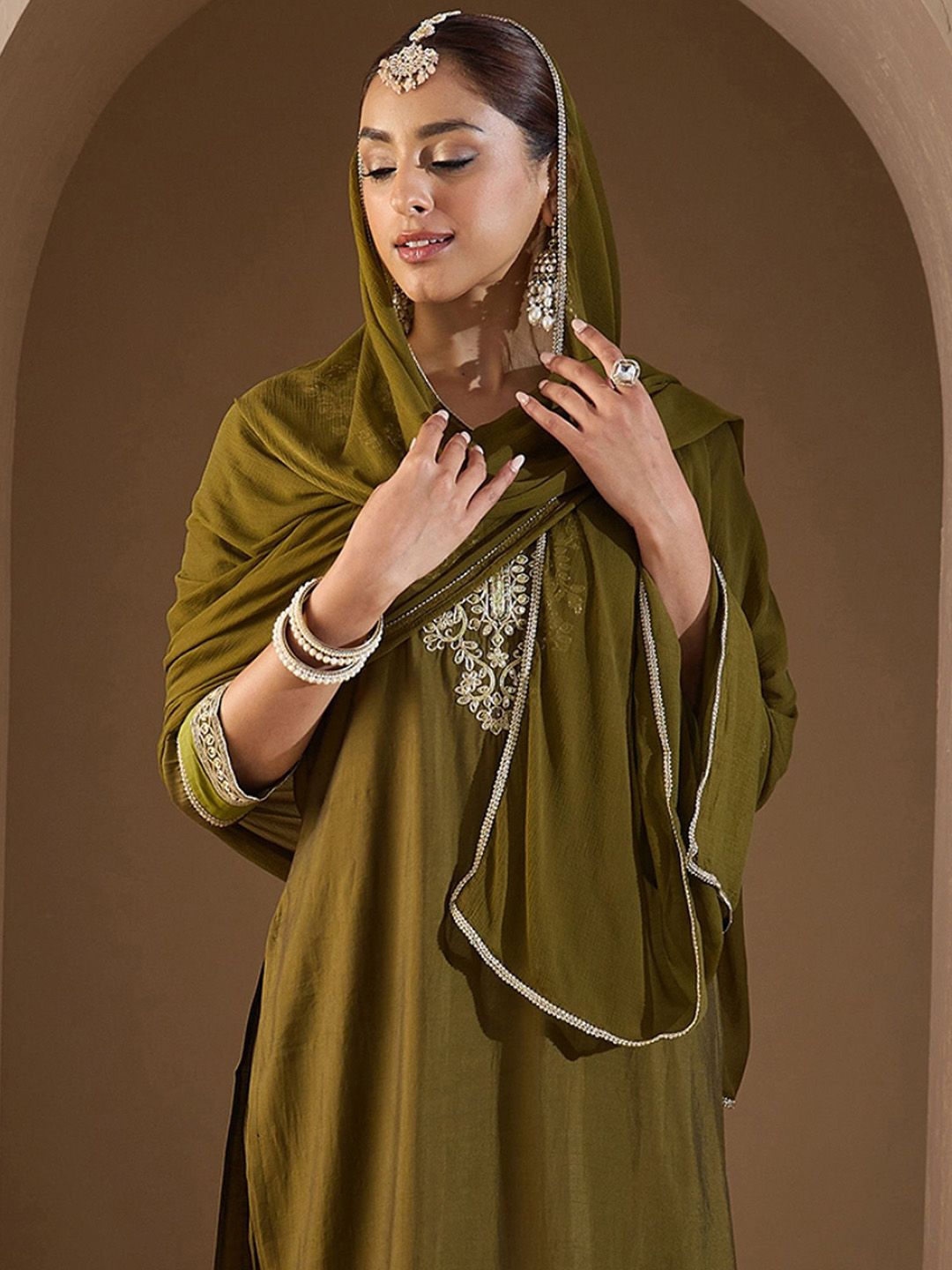 Women Floral Embroidered Regular Kurta with Trousers & With Dupatta