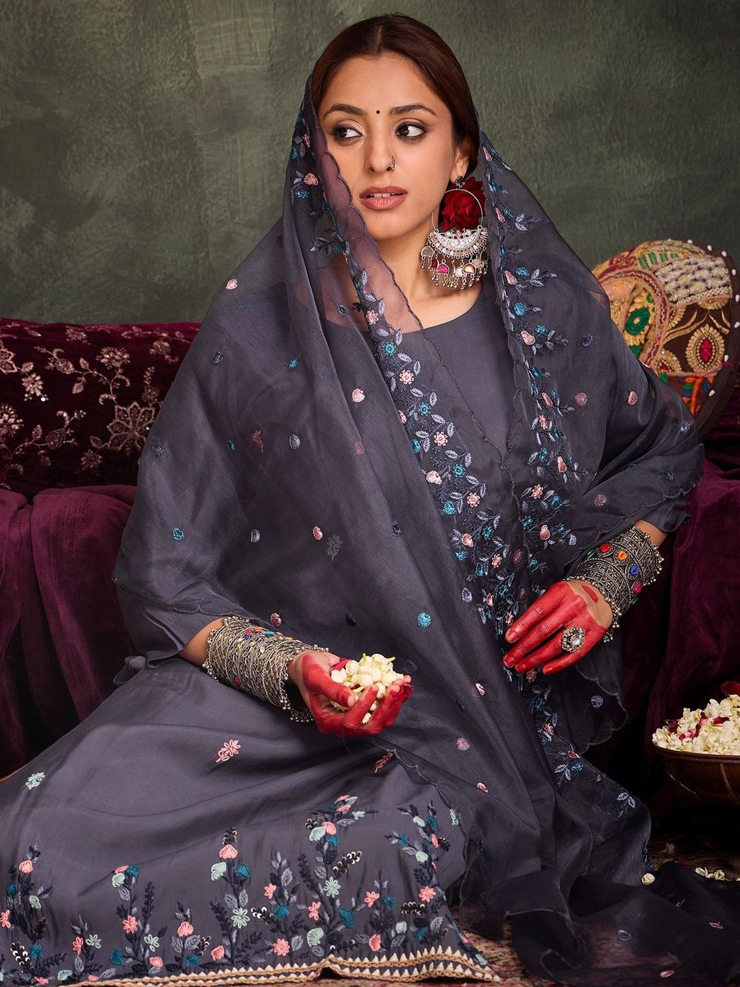 Women Floral Embroidered Regular Thread Work Kurta with Trousers & With Dupatta