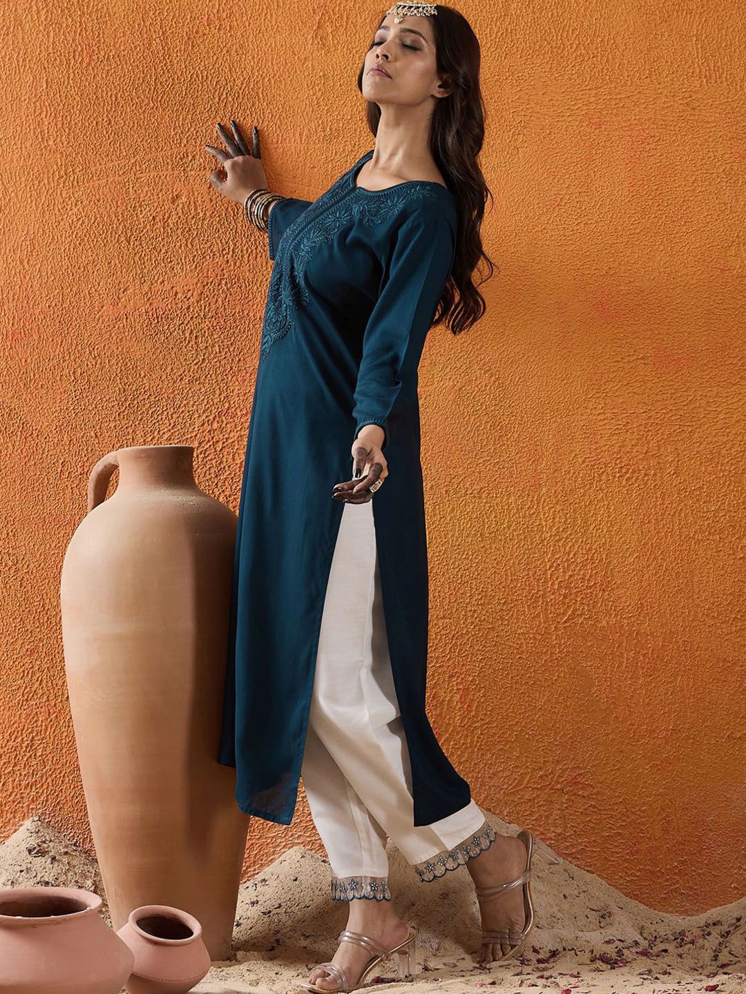 Indyancart IE Floral Yoke Design Notch Neck Thread Work Kurta