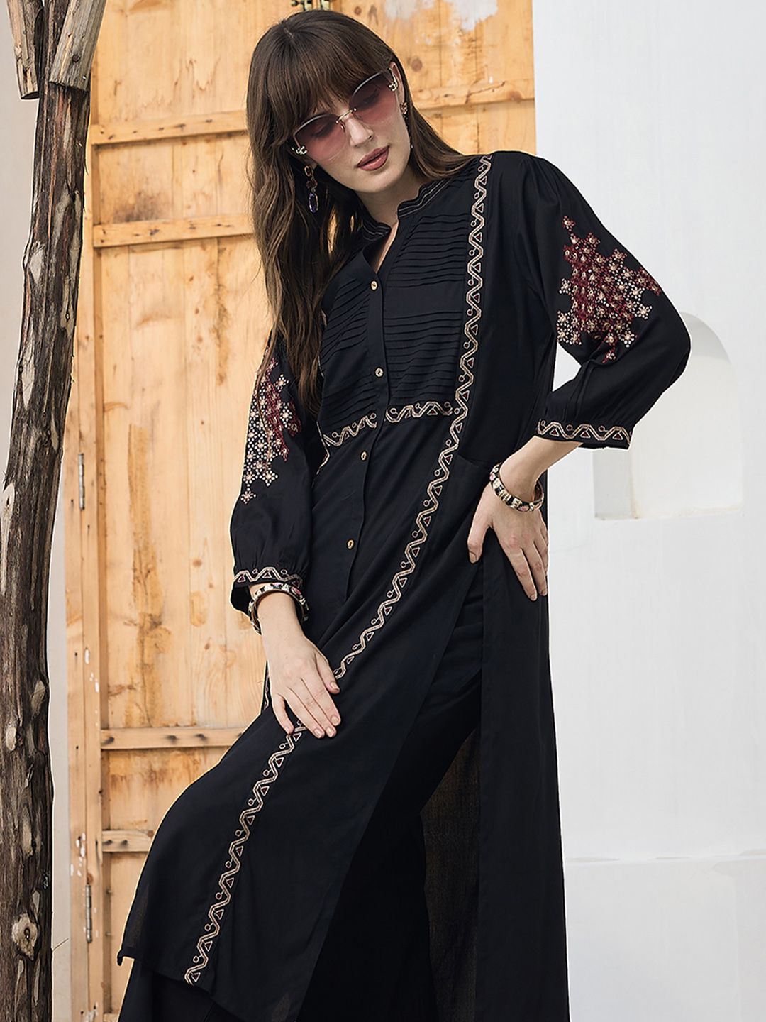 Women Ethnic Motifs Embroidered Kurta with Trousers