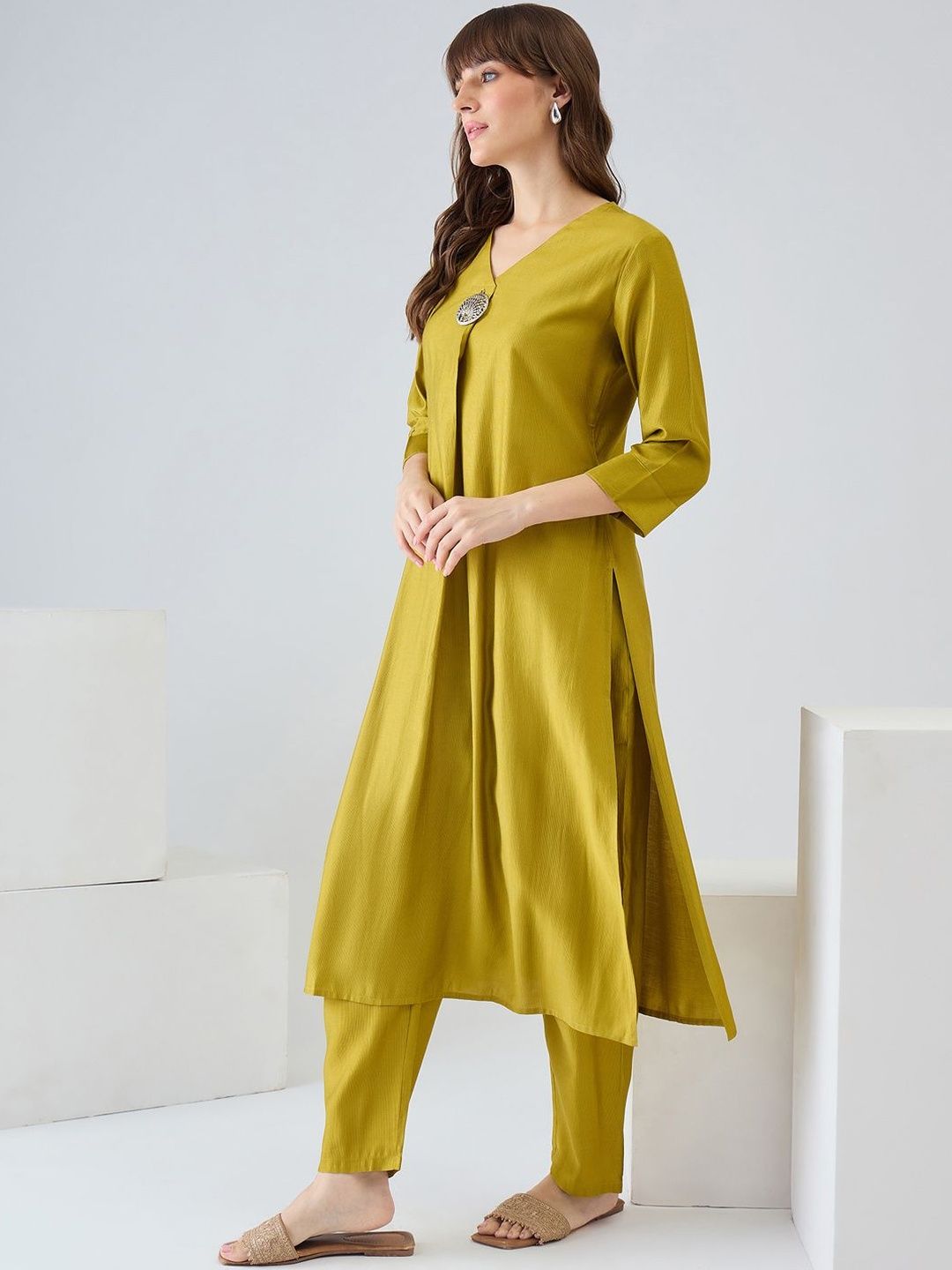 Women Regular Liva Kurta with Trousers