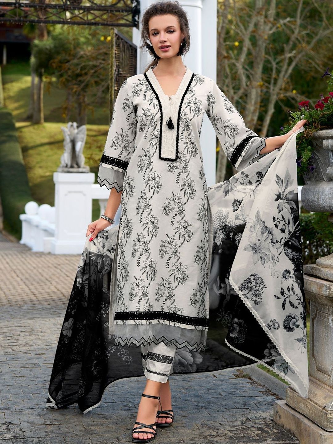 Women Floral Printed Regular Pure Cotton Kurta with Trousers & With Dupatta