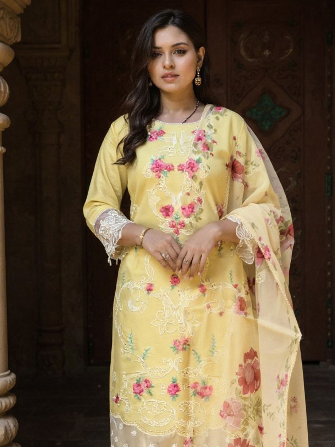 Indyancart IE Women's Women Floral Printed Regular Thread Work Kurta with Trousers & Dupatta