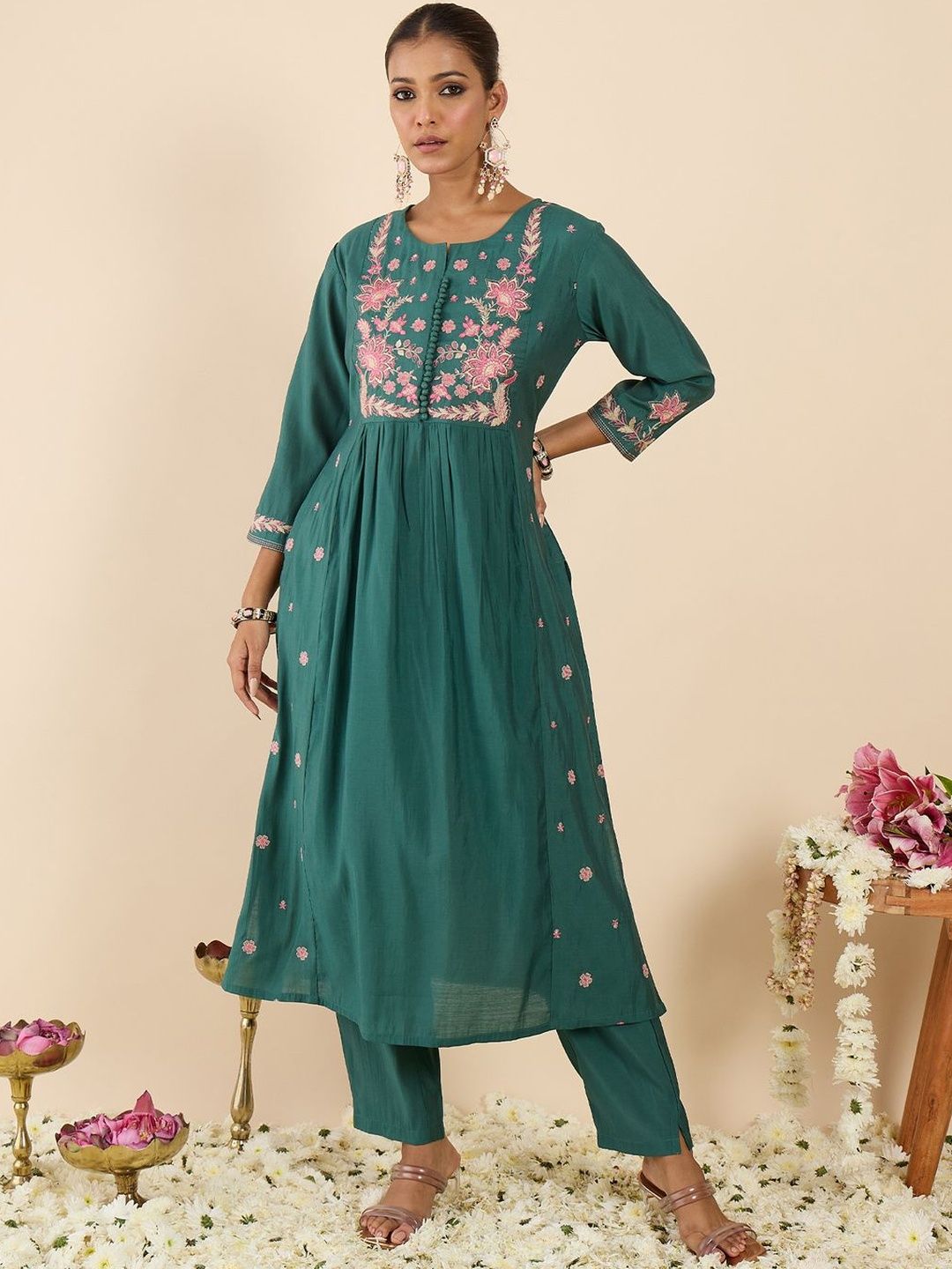 Women Floral Embroidered Panelled Thread Work Kurta with Trousers