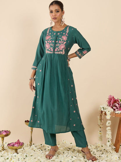 Women Floral Embroidered Panelled Thread Work Kurta with Trousers