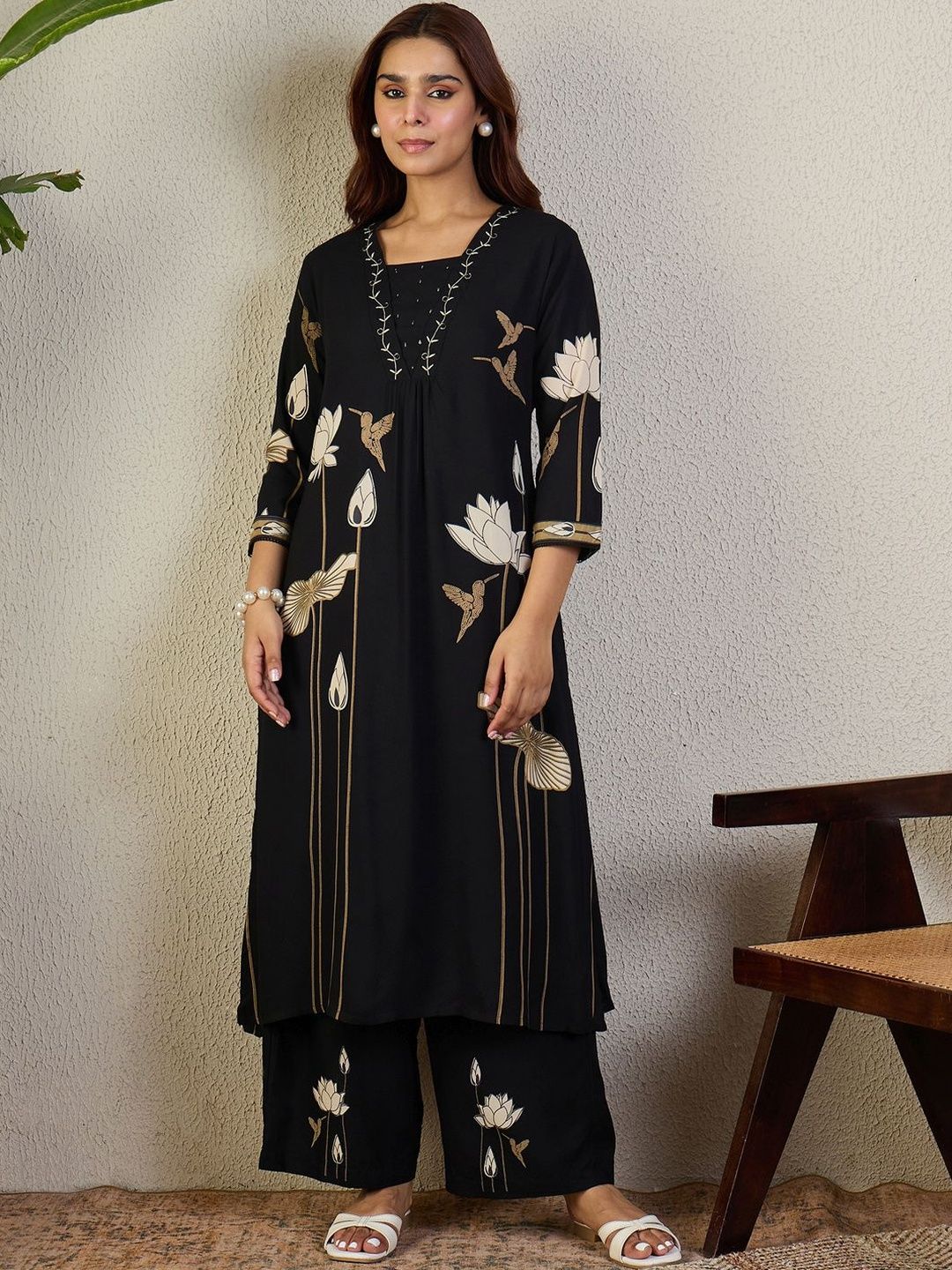Women Floral Printed Regular Thread Work Kurta with Trousers