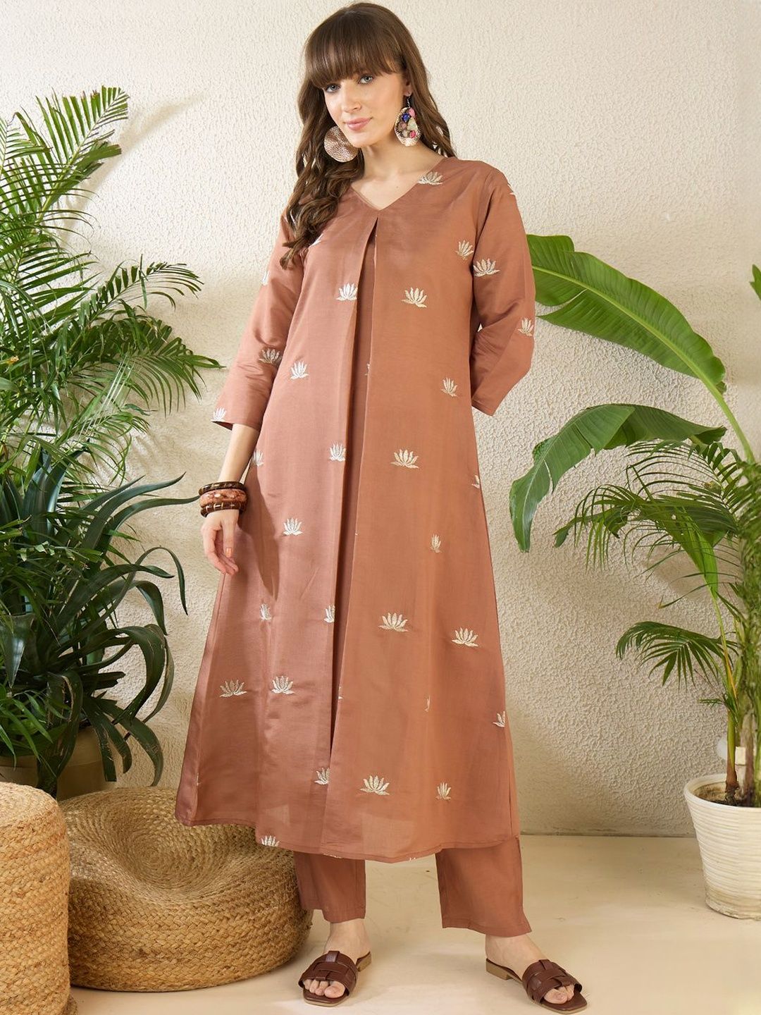 Women Ethnic Motifs Embroidered Regular Thread Work Kurta with Trousers