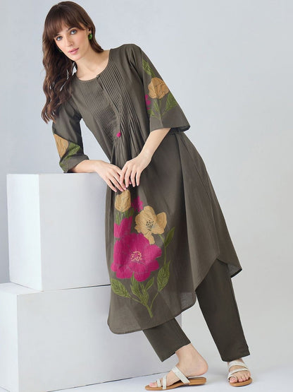 Women Floral Printed Pleated Pure Cotton Kurta with Trousers