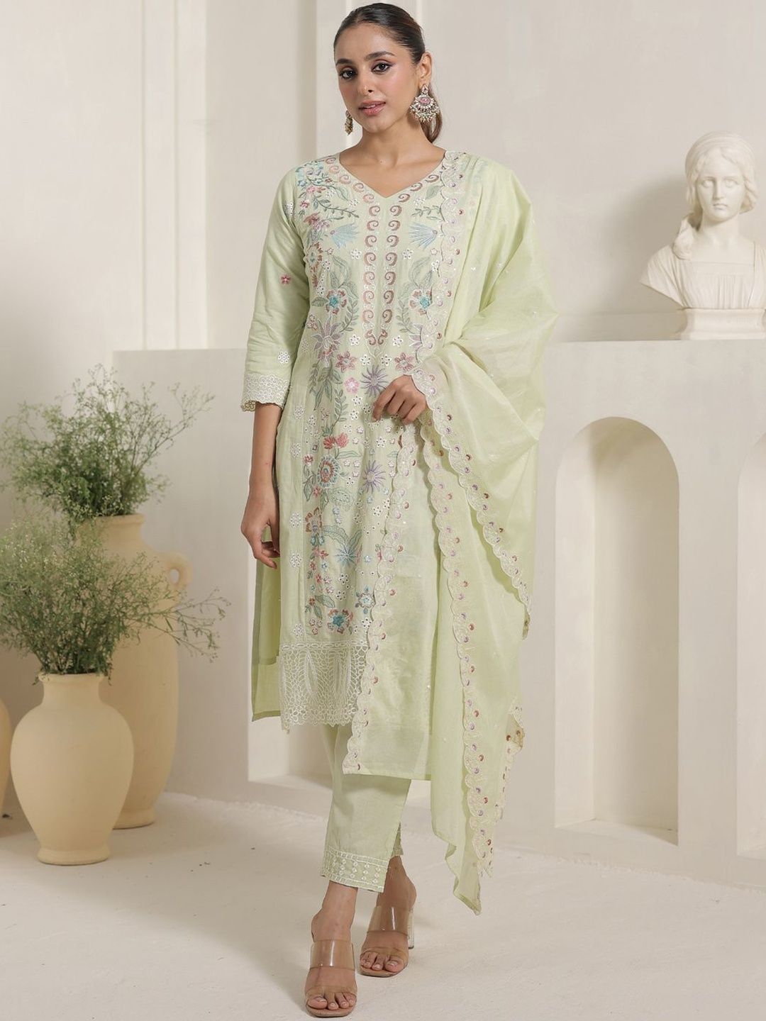 Women Floral Embroidered Thread Work Pure Cotton Kurta with Trousers & Dupatta