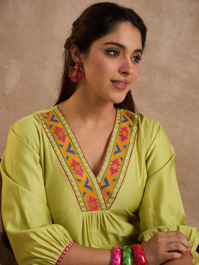 Indyancart IE Women Ethnic Motifs Embroidered Thread Work Liva Kurta with Trousers