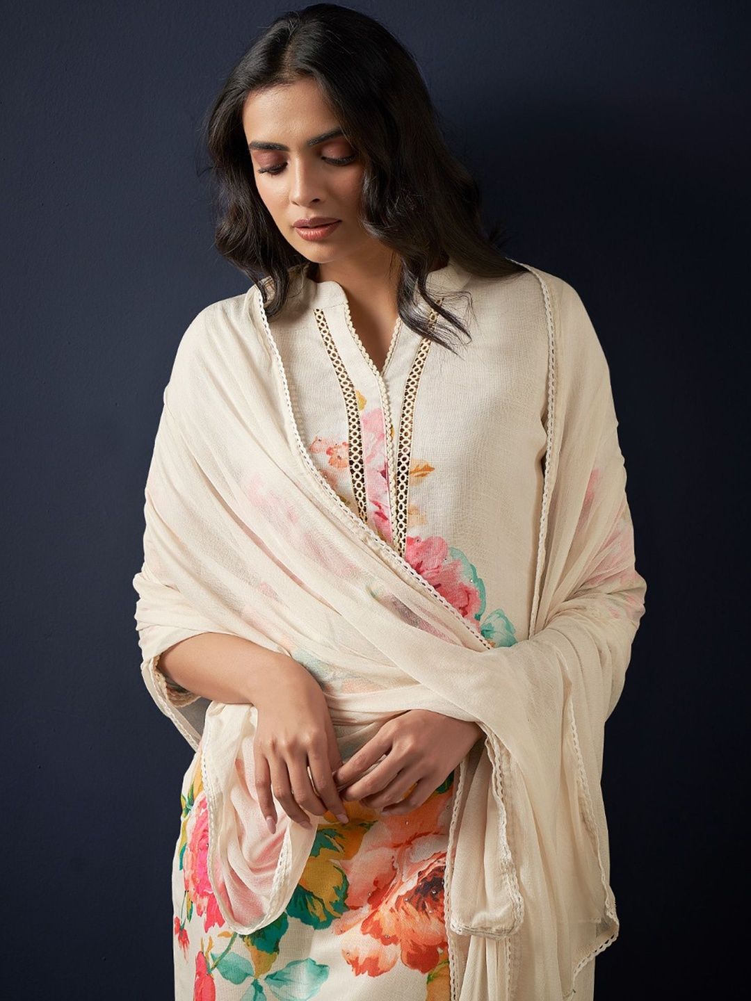 Women Floral Printed Regular Linen Kurta with Trousers & With Dupatta