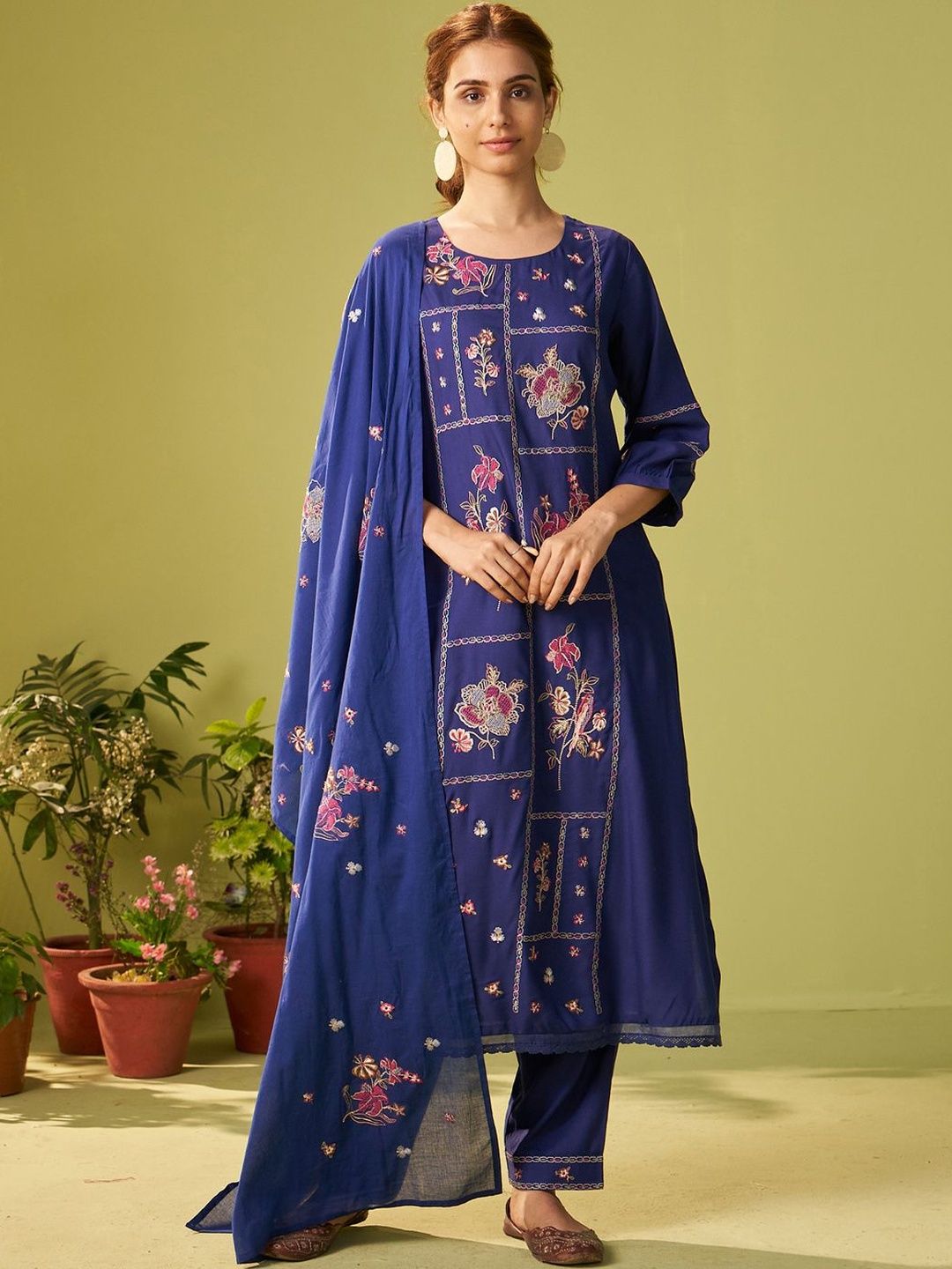 Women Floral Embroidered Thread Work Kurt Trousers & With Dupatta Kurta Sets