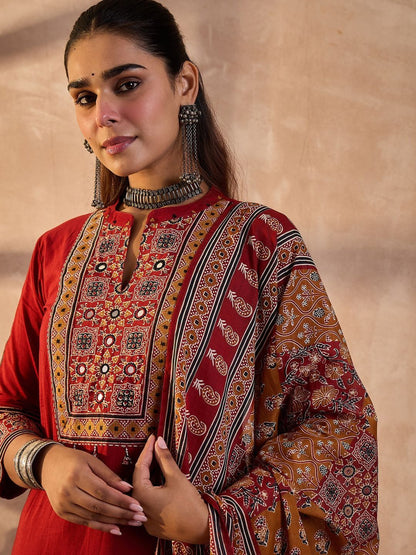 Women Ethnic Motifs Embroidered Cotton Kurta with Trousers