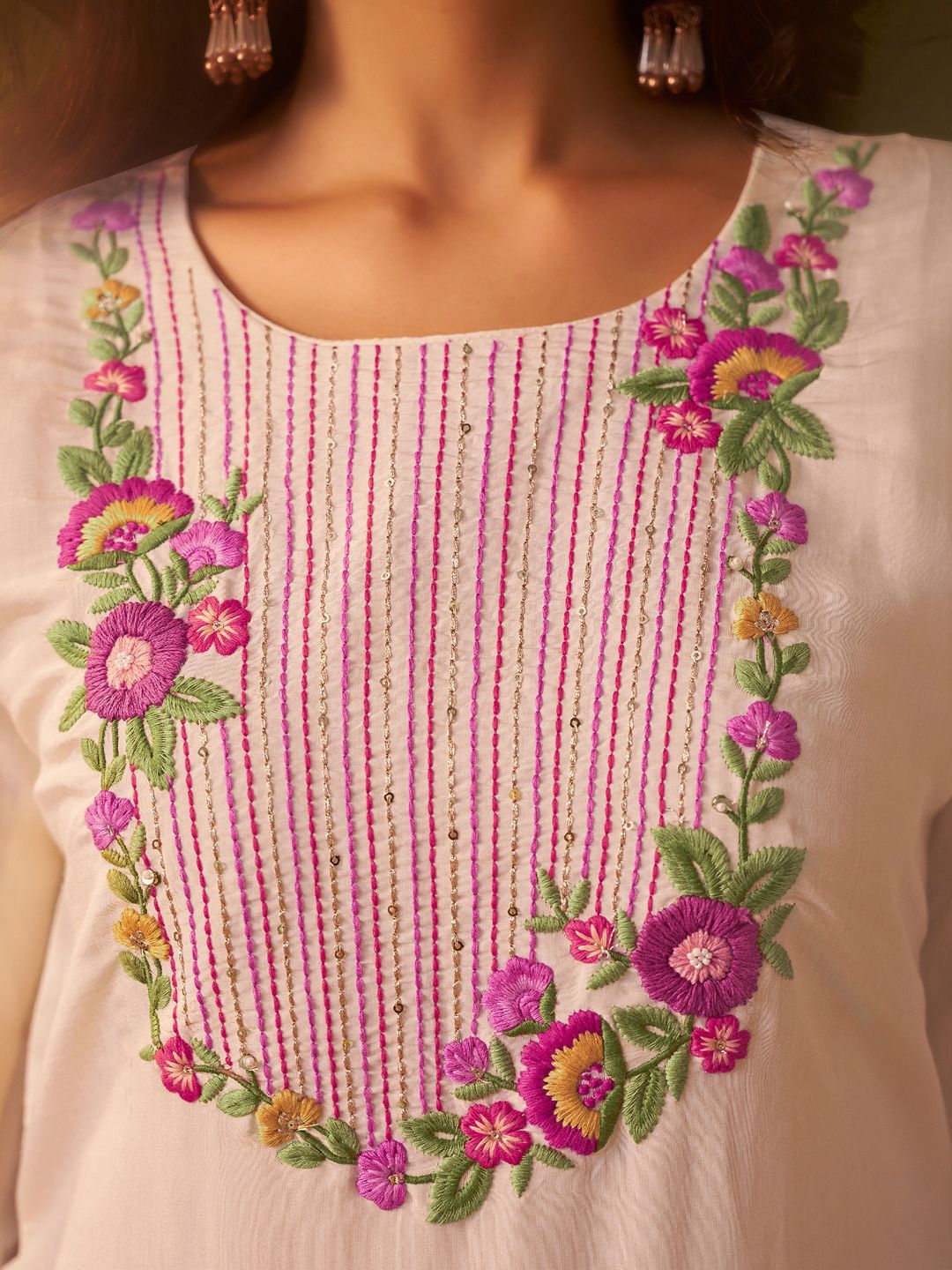 Women Floral Embroidered Thread Work Round Neck Straight Kurta with Trousers