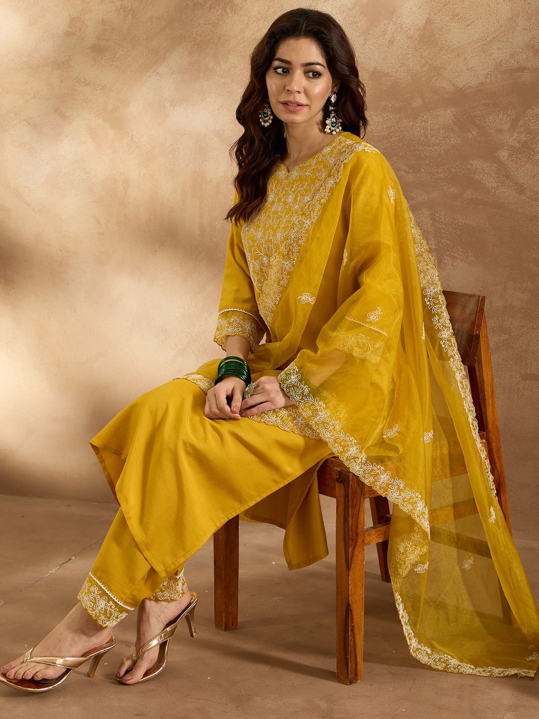 Women Floral Embroidered Regular Thread Work Kurta with Trousers & With Dupatta