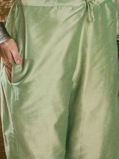 Indyancart IE Women Floral Embroidered Regular Thread Work Kurta with Trousers