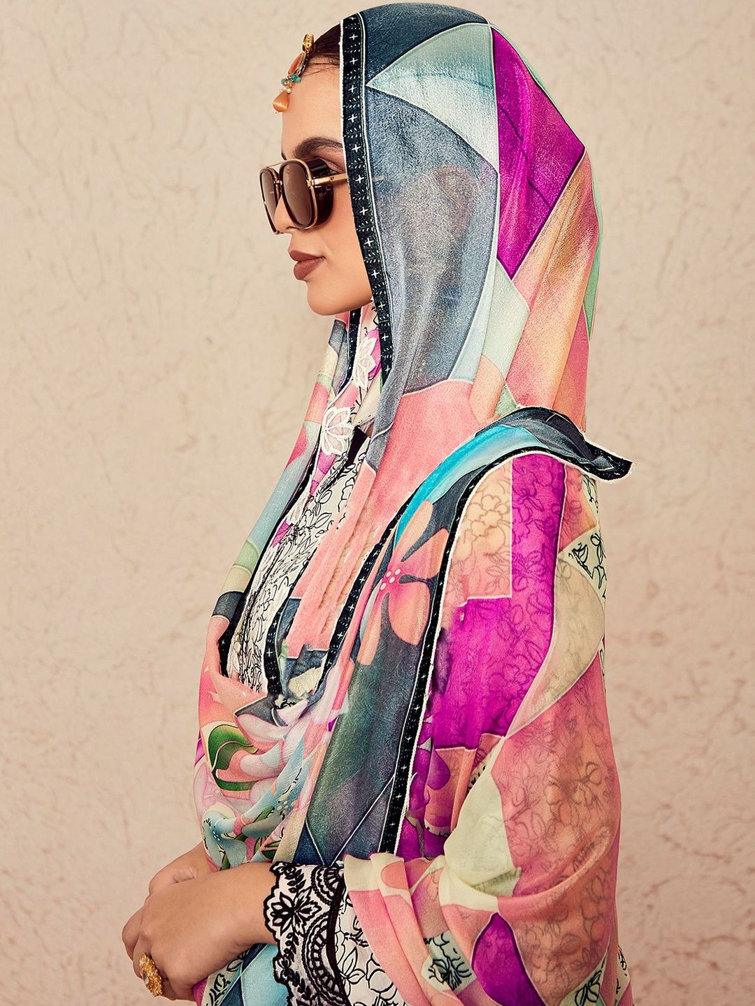 Women Floral Printed Regular Thread Work Kurta with Trousers & With Dupatta